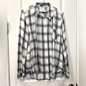 Universal Thread Women’s plaid long sleeve button down
